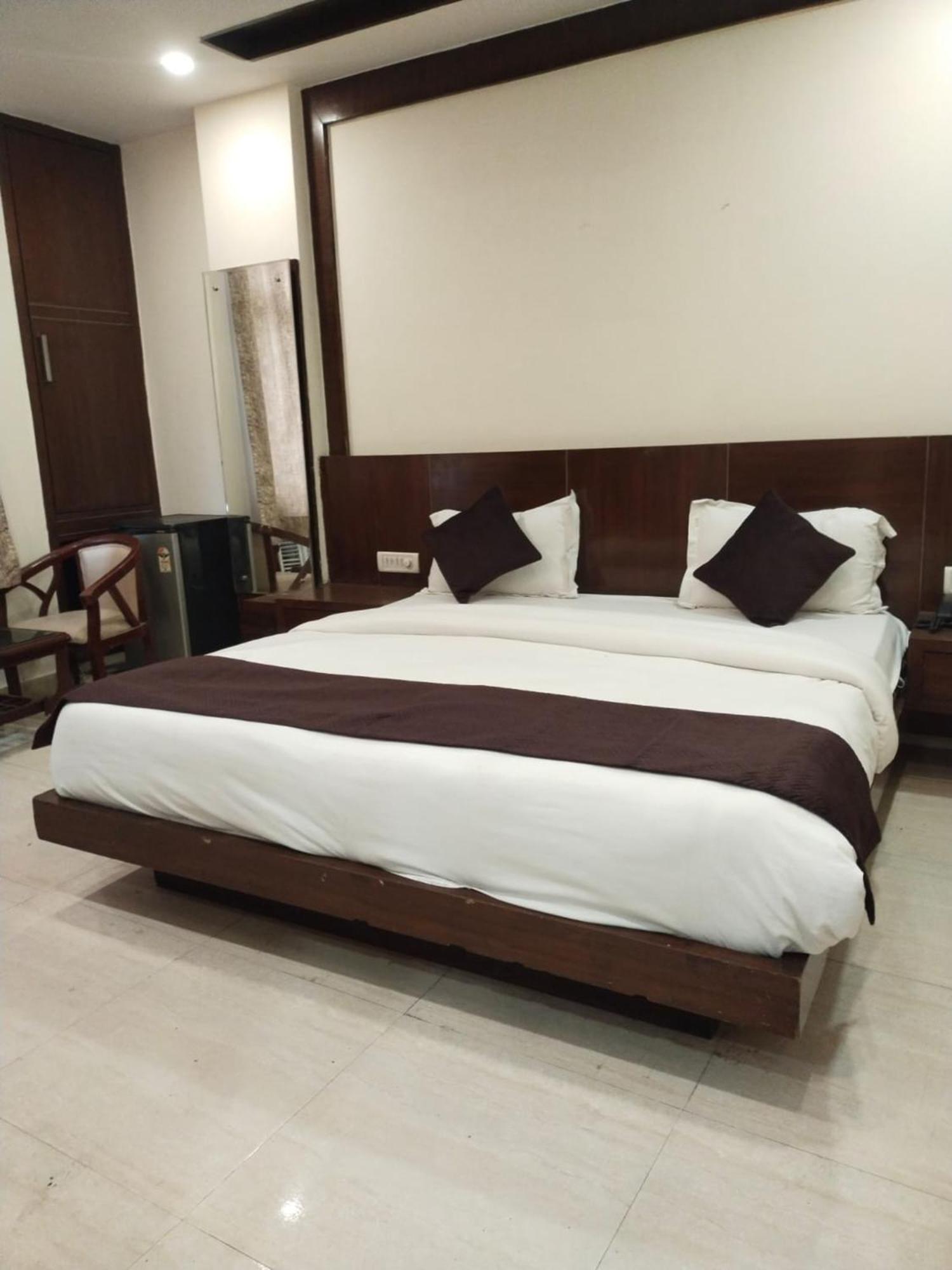 Hotel Lav Kush Deluxe At Paharganj Nueva Delhi Exterior foto
